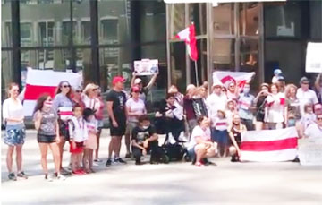 В Торонто возле здания ООН развевались бело-красно-белые флаги