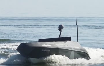 Удар с беспилотного катера Barracuda по лодке с оккупантами и боекомплектом показали на видео