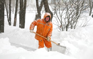 Сколько в Беларуси платят дворникам, которые должны убирать последствия снегопада