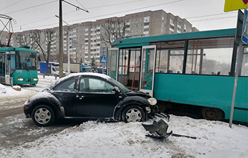 В Минске Volkswagen влетел в трамвай