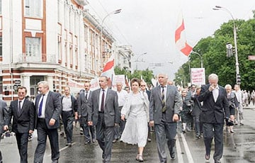 Руководство Гомеля идет по главной улице под бело-красно-белыми флагами