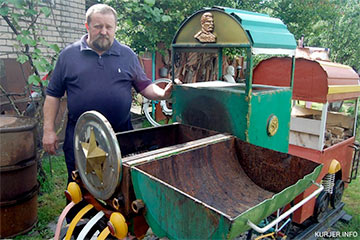Фотофакт: Житель Слуцка жарит шашлык в паровозе