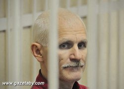 Алесь Беляцкий в тюрьме упаковывает милицейские погоны