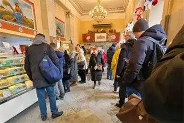 В центре Минска снова выстроилась огромная очередь