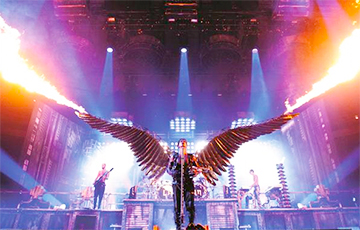 Барабанщик группы Rammstein швырнул торт в лицо московитскому туристу