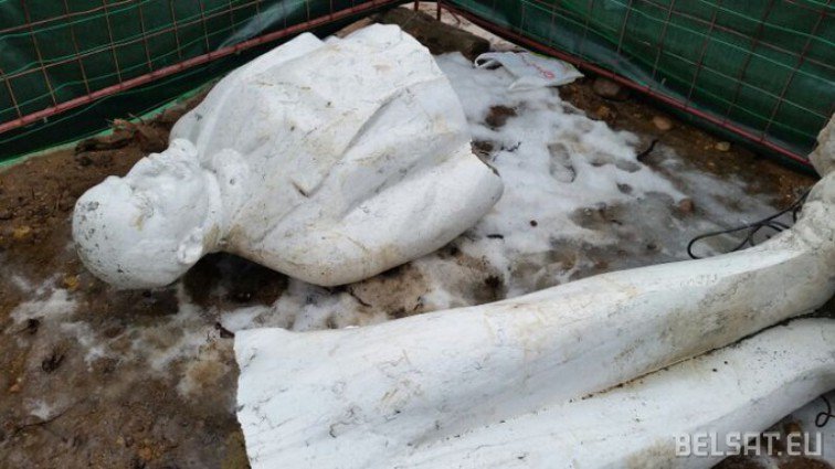 Строители в Минске повалили памятник Ленину