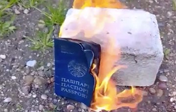 Еще один беларус сжег свой паспорт в знак протеста