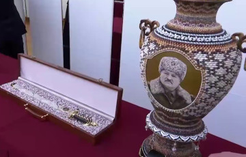 «Северокорейцы неспроста подарили Лукашенко урну»