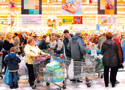 Перед Новым годом белорусы сметают товары в польских супермаркетах