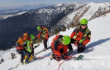 В итальянских Альпах спасли двух беларусских туристов, гулявших по горам без экипировки