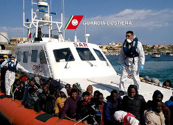Береговая охрана Италии за сутки спасла тысячу мигрантов