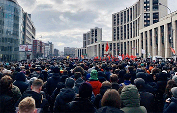 Тысячи москвичей провели митинг за свободу интернета
