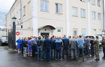 В Полоцке десятки рабочих поднялись на защиту своего завода
