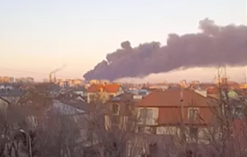 Утром во Львове прозвучали три взрыва, над городом поднимается черный дым