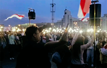 На площади Независимости традиционно поют «Тры чарапахи»