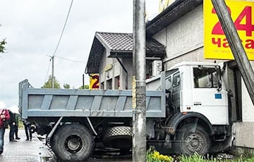 В Гродно МАЗ врезался в стену продуктового магазина