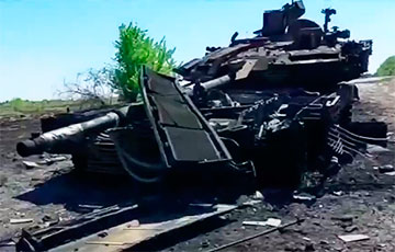 Украинские бойцы из ПТРК «Стугна» сносят башню московитского танка