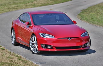 Автомобили Tesla научились избегать ямы