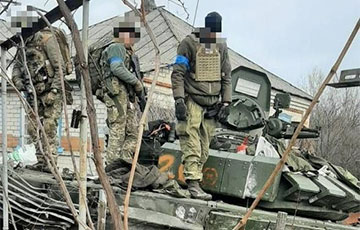 Под Изюмом украинские морпехи подорвали на минах московитские танки