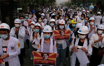Медики в Мьянме провели акцию протеста против военной хунты