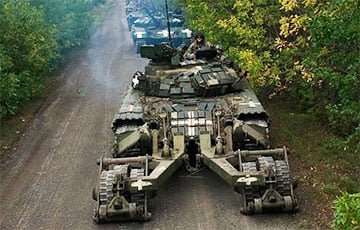 Украинская машина разминирования протаранила московитскую БМП-2: мощные кадры