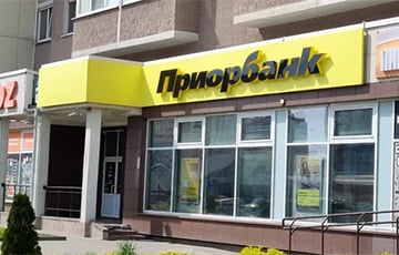 Еще один банк вводит ограничения по снятию наличных