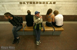 В метро снова появились скамейки