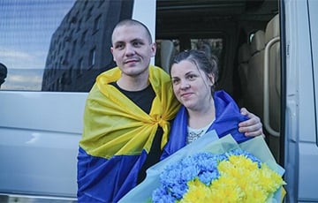 Видеофакт: В Беларуси через три года плена встретились украинские мать и сын