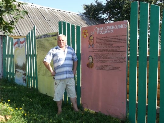 Житель Черикова организовал выставку на собственном заборе
