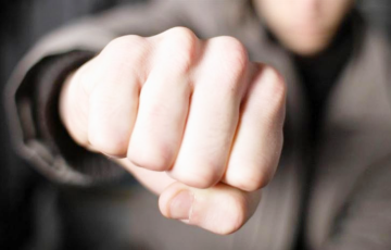 В Гомеле мужчина с сайта знакомств на первой же встрече избил свою избранницу