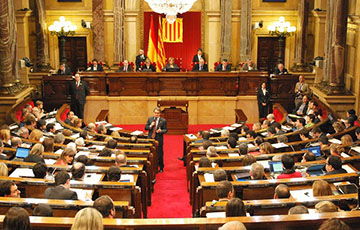 Парламент Каталонии отложил возвращение Пучдемона на родину