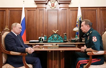 СМИ: На трех встречах за неделю Путин судорожно цеплялся за мебель