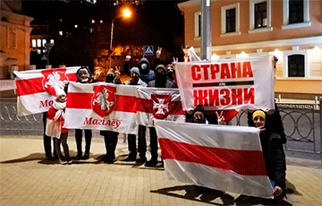 Белорусы Киева и Москвы вышли на акции солидарности с соотечественниками
