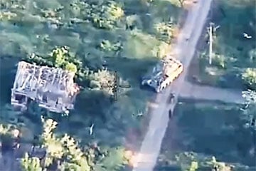 Украинские десантники уничтожили FPV-дронами московитскую САУ «Акация»