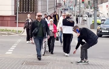 В Минске блогер «терял» деньги, чтобы проверить, сколько людей поднимут их и вернут ему