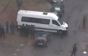 Видеофакт: Бус карателей «сел на мель» посреди Минска