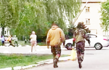 «Ходят по городку днем и ночью, никого не стесняются»