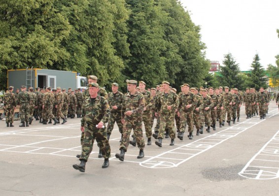Заманивать белорусов в армию планируется льготами при поступлении в вузы