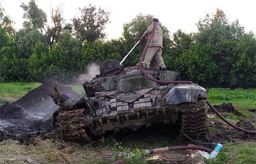 В Менском районе из реки вытащили два московитских танка с затонувшими экипажами