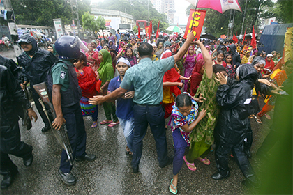 При раздаче бесплатной одежды в Бангладеш погибли 23 бедняка