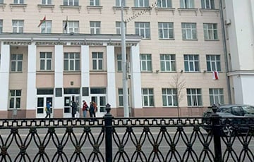 Студента БГЭУ отчислили из‑ за того, что он стоял спиной к лукашенковскому флагу на линейке