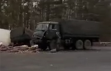 Российские военные возле границы с Беларусью попали под грузовик с картошкой