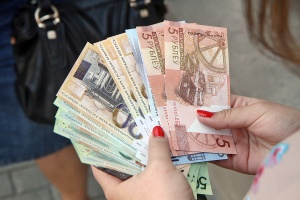 Меньше 400 рублей платят уже на 87 предприятиях, их стало меньше в 2,5 раза