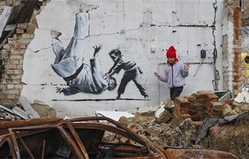 Бэнкси показал, как создавал муралы на стенах разрушенных домов в Киевской области