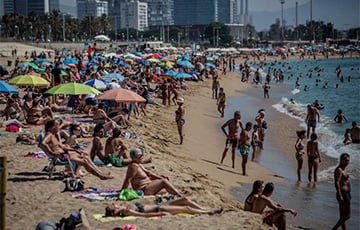 Люди в Испании заполонили пляжи на фоне аномально высоких температур