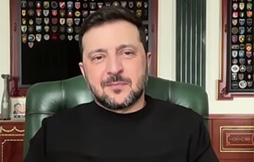 Видеофакт: Зеленский в Лондоне показал, как следит за нападениями РФ