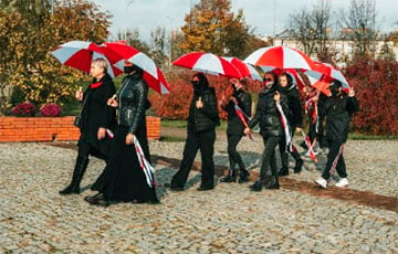 В Белостоке беларуски вышли на акцию с бело-красно-белыми зонтами