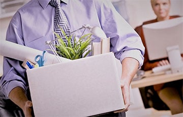 СМИ: В Беларуси начали увольнять тех, у кого родственники за границей