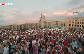 На площади Независимости зажгли тысячи фонариков