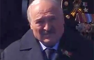 Лукашенко был на параде с перебинтованной рукой